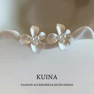 白色珍珠花朵耳钉新款 花瓣纯银针耳环女高级感轻奢2026巨好看耳饰