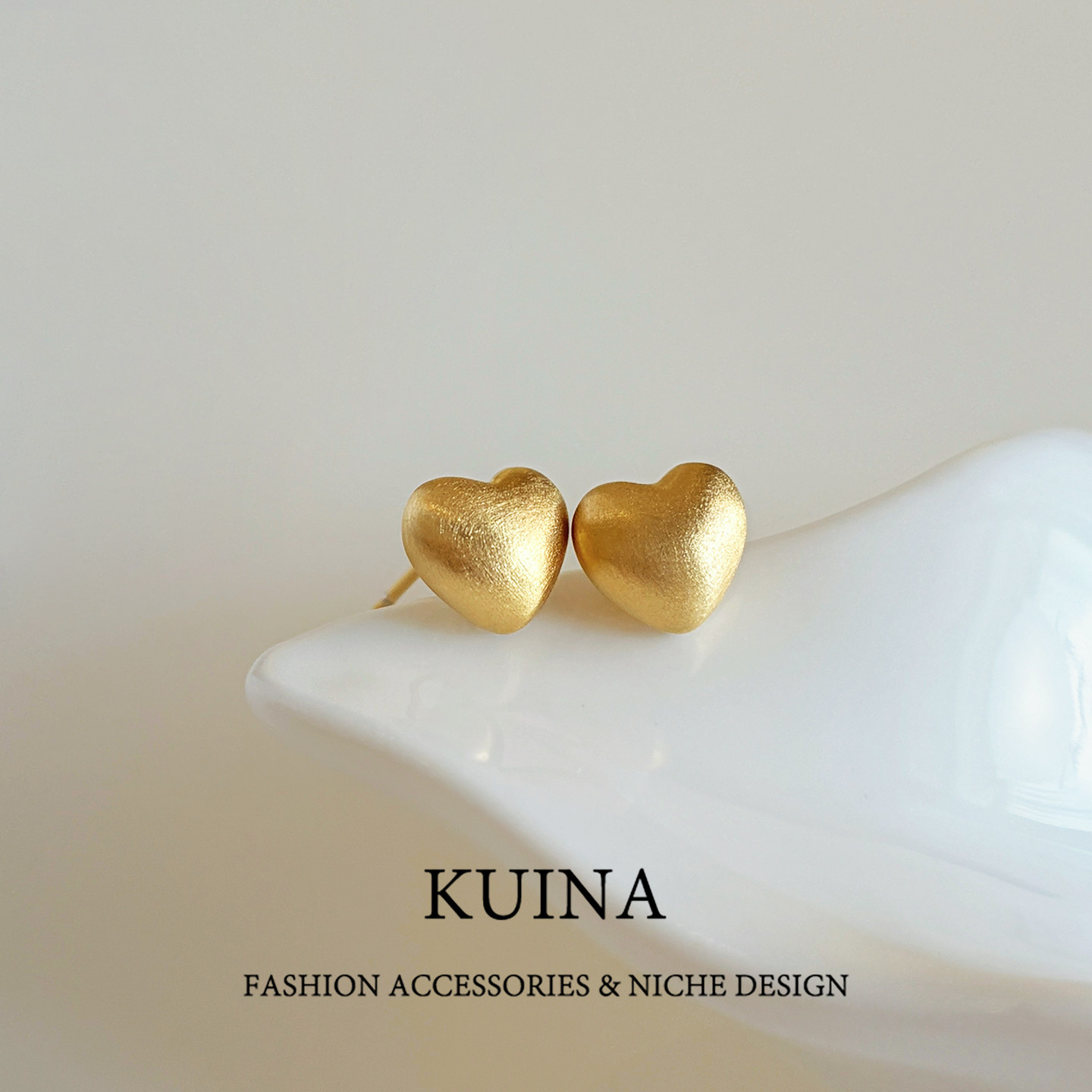 新款金色拉丝爱心小耳钉女精致简约高级感百搭气质耳环纯银针耳饰