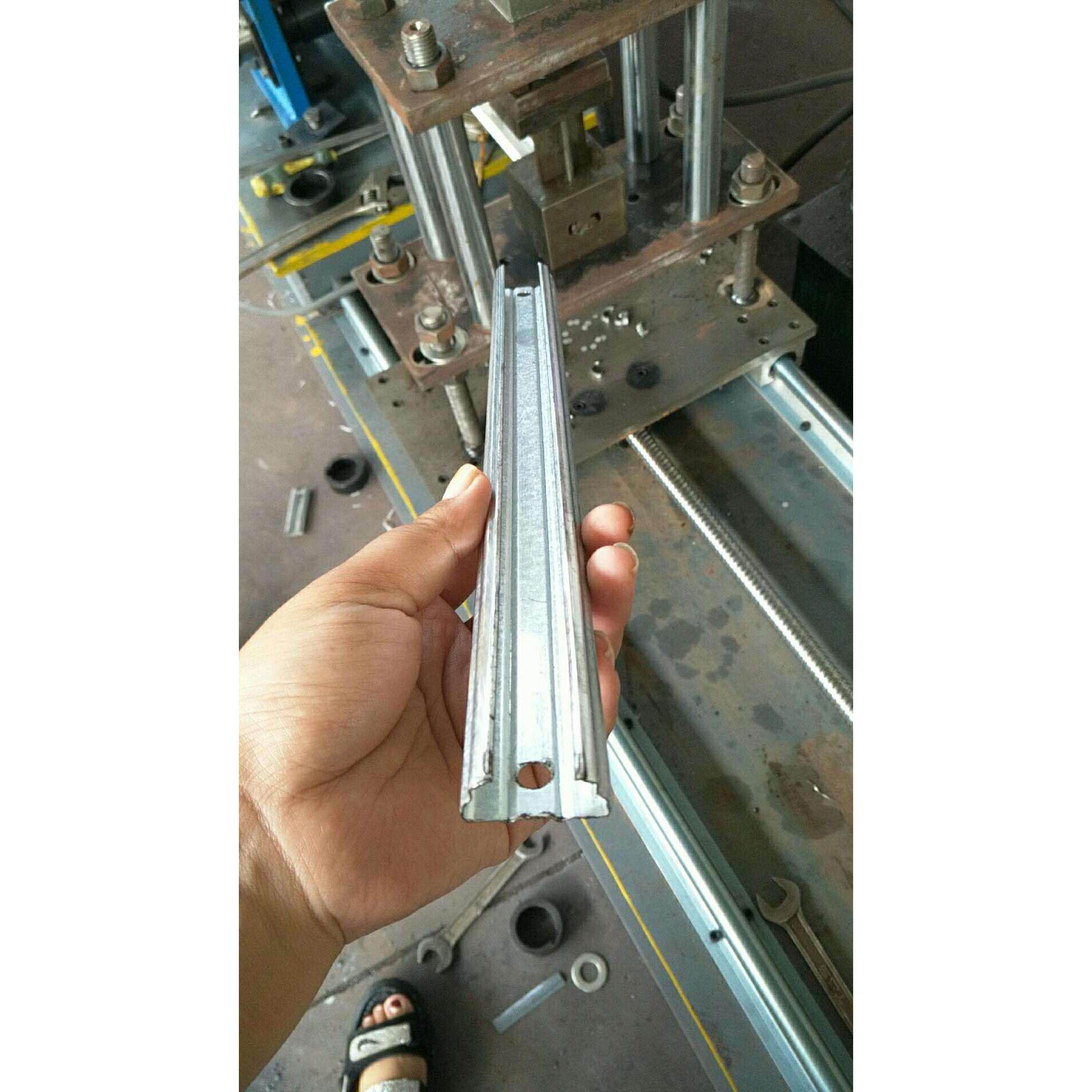 32宽面凹槽黑线烤漆龙骨家装材料t型轻钢龙骨石膏板吊顶