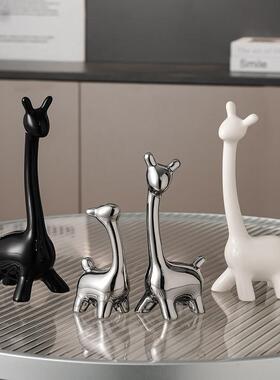 创意陶瓷一家四口小鹿摆件轻奢高档高级感家居玄关客厅酒柜装饰品
