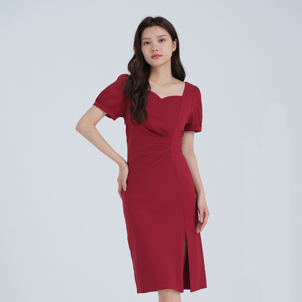 阿依莲轻奢高级感酒红色连衣裙女2026夏装新款侧开叉方领收腰长裙图片