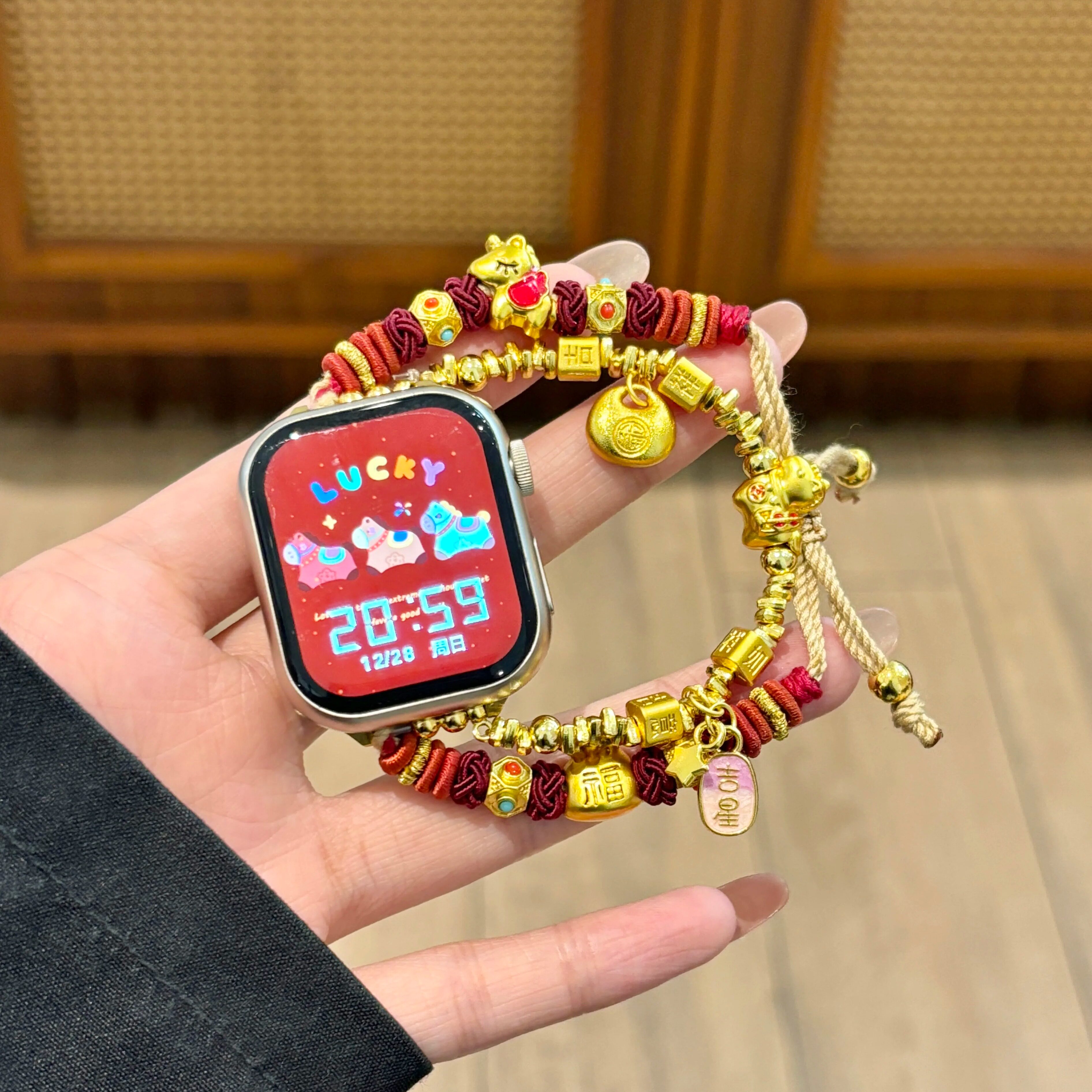 适用华为Fit4表带DIY编织手绳吉祥小马新年表带iwatchS11/10/9/8/7代se3女41mm秋冬45mm学生89Pro红米6/5腕带 - 实物图