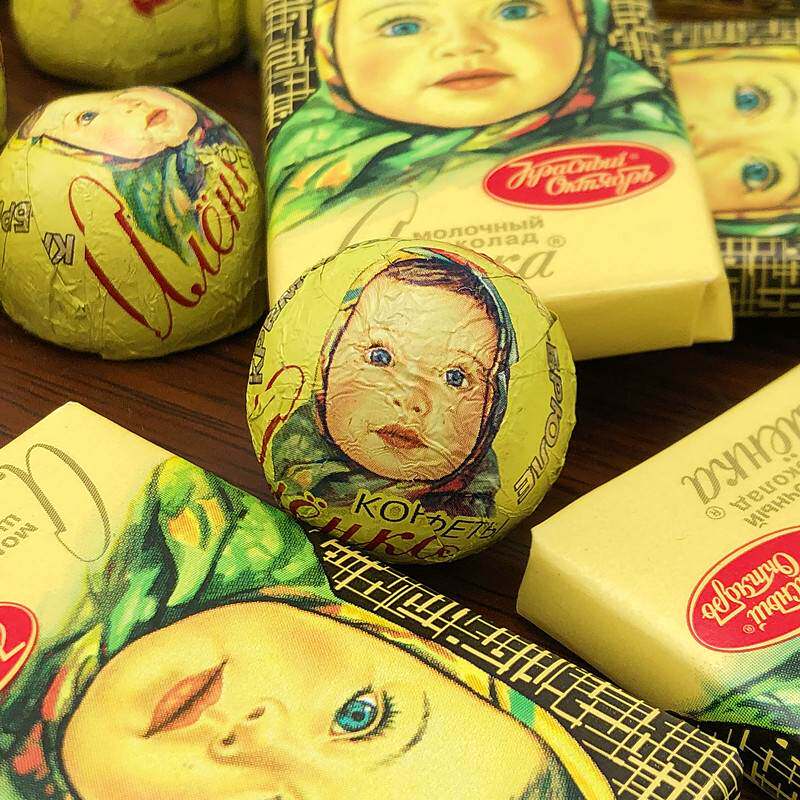 俄罗斯进口娃娃头大头娃娃巧克力半球型糖果焦糖布丁网红零食250g