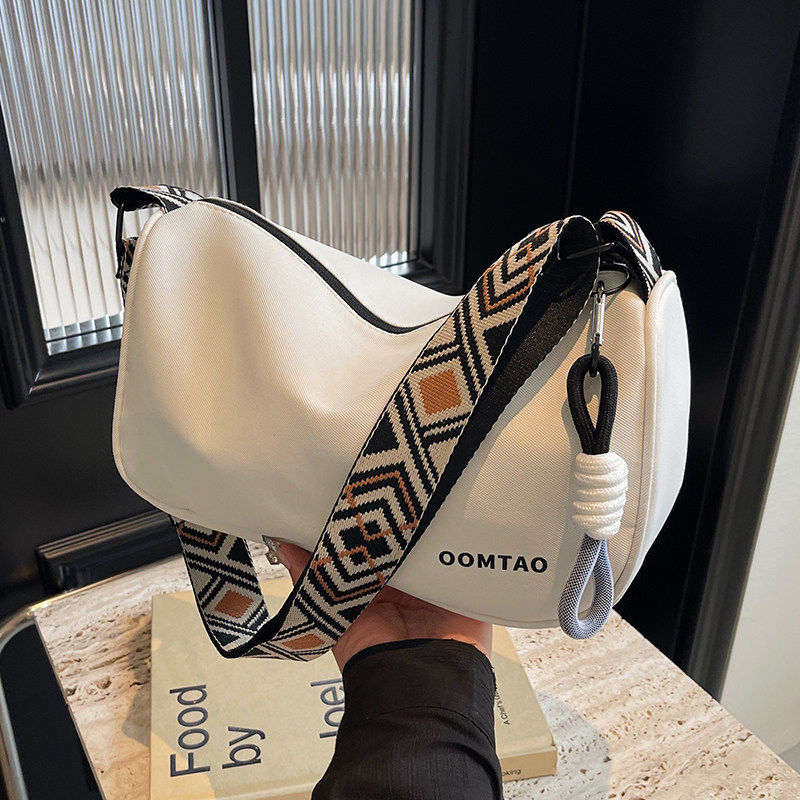 今年流行波士顿包包女大容量2025新款时尚帆布百搭宽带斜挎枕头包