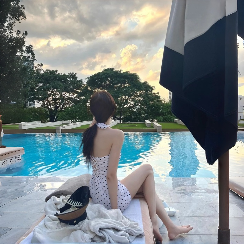 2026新款泳衣女连体裙式白色波点保守遮肚显瘦游泳衣温泉度假