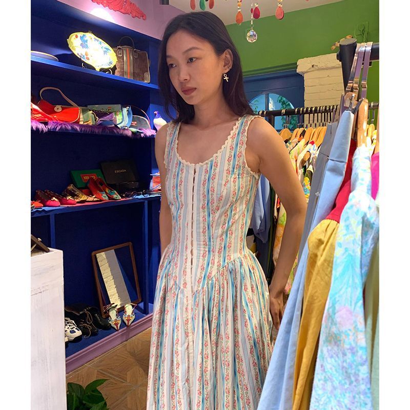 收腰大露背无袖背心花苞