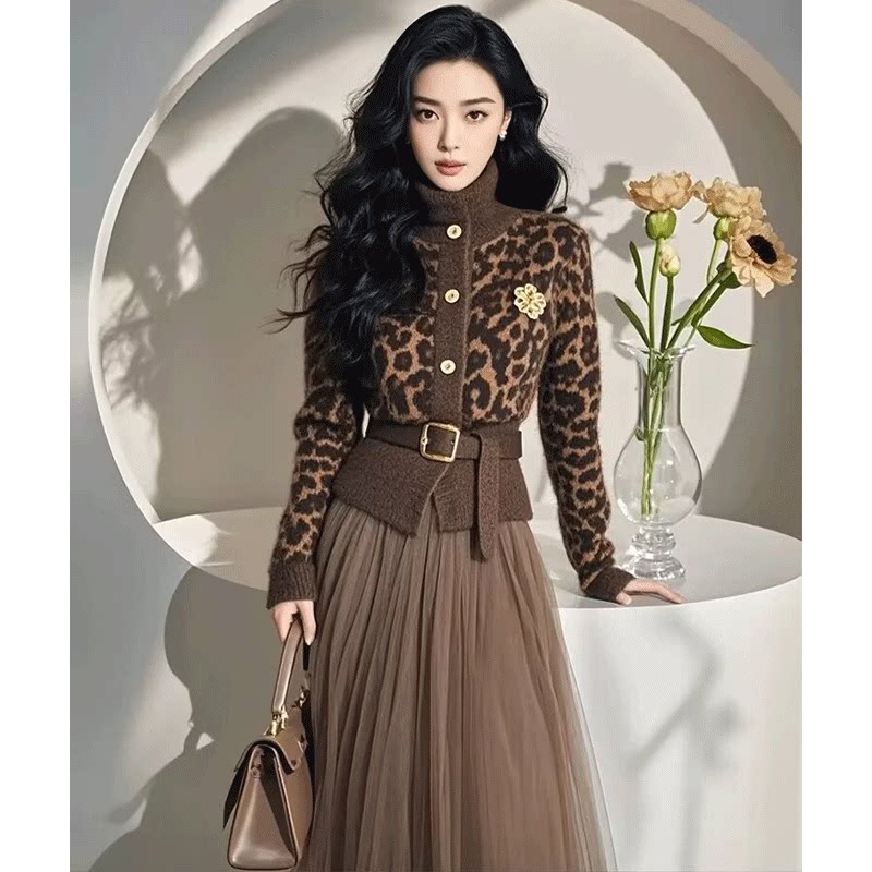 一整套秋冬穿搭2025小个子气质小香风咖色豹纹针织上衣半身裙套装