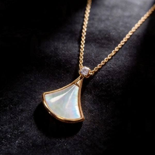 18K金小裙子扇形项链进口莫桑钻锁骨链吊坠送女朋友小众高级礼物