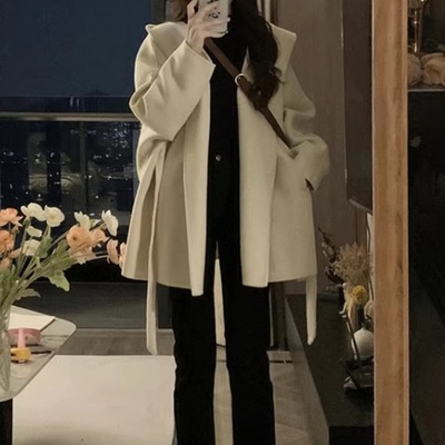 白色连帽斗篷呢子大衣女