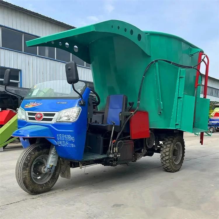 贮五立MCJ方柴油饲喂撒草车 喂场牛青撒料车 双侧出喂料三轮投车
