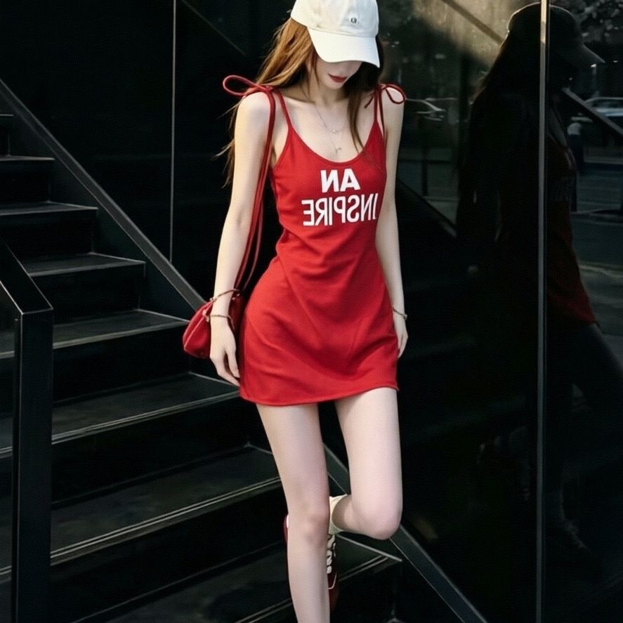 美式辣妹风字母印花红色吊带连衣裙女夏季2026新款修身收腰短裙子