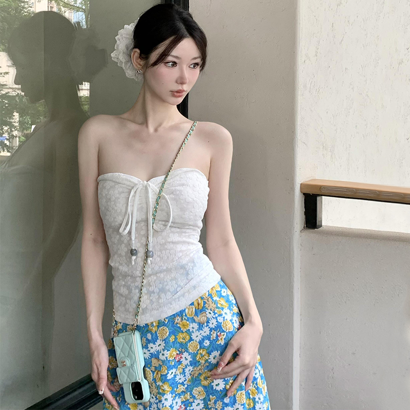 海边度假风套装纯欲设计感白色挂脖抹胸上衣蓝色碎花半身裙两件套