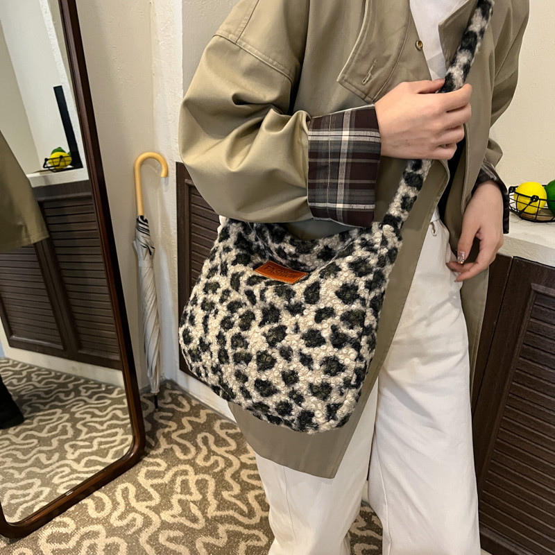 豹纹毛绒单肩包 小狂野~ 容量也大大的 拿下,箱包皮具/热销女包/男包,单肩包,淘宝优惠券,粉丝福利购,淘宝优惠卷