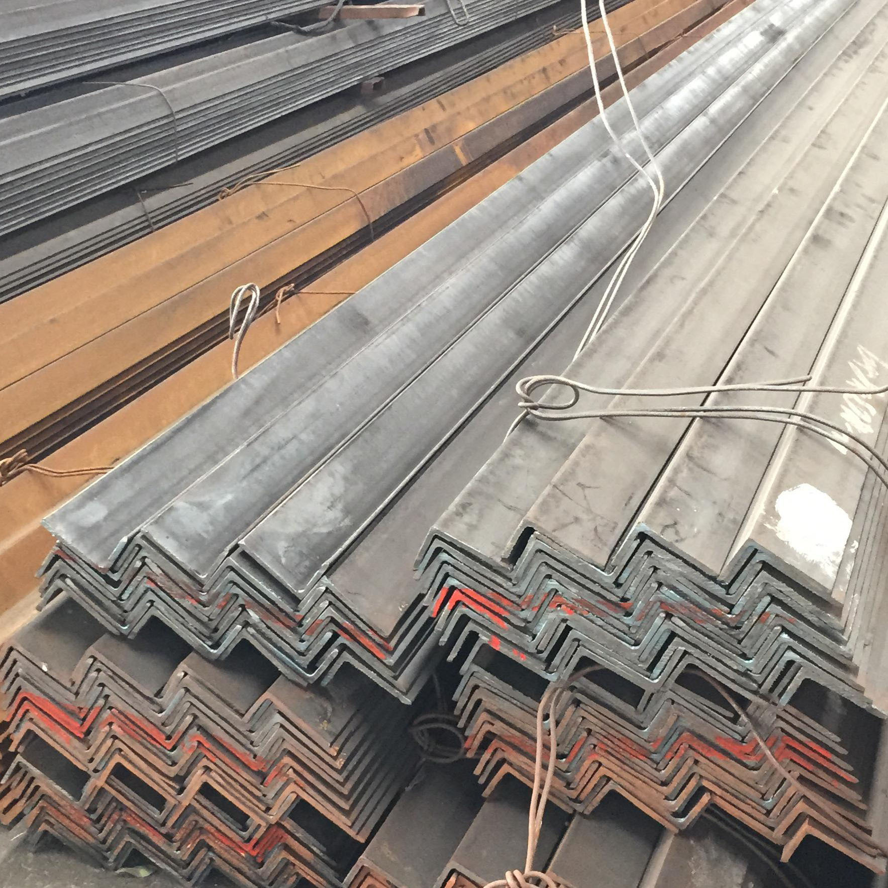 镀锌角钢不等边角钢材质过硬 热镀锌角钢角铁规格齐全现货批发