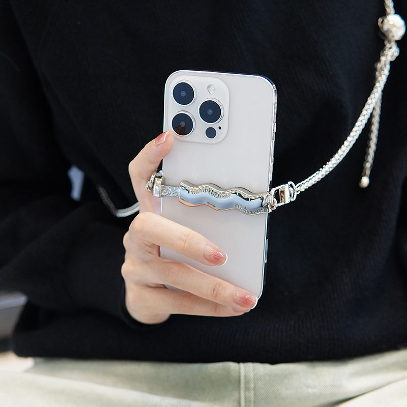 高级感斜挎手机背夹波浪水波纹金属链条结实耐用防摔防丢防掉防滑高颜值女士女生手机通用卡扣手机壳挂绳夹扣