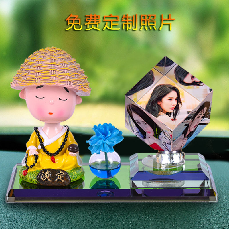 新款车上摆件个性创意摇头小和尚男女士车载相片照片定制车内摆台