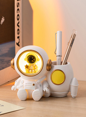 宇航员笔筒创意小夜灯摆r件儿童房间男孩桌面实用奖品学生开学礼