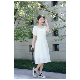 夏日会在晚餐后天丝面料修身泡泡袖大裙摆束腰修身长款连衣裙