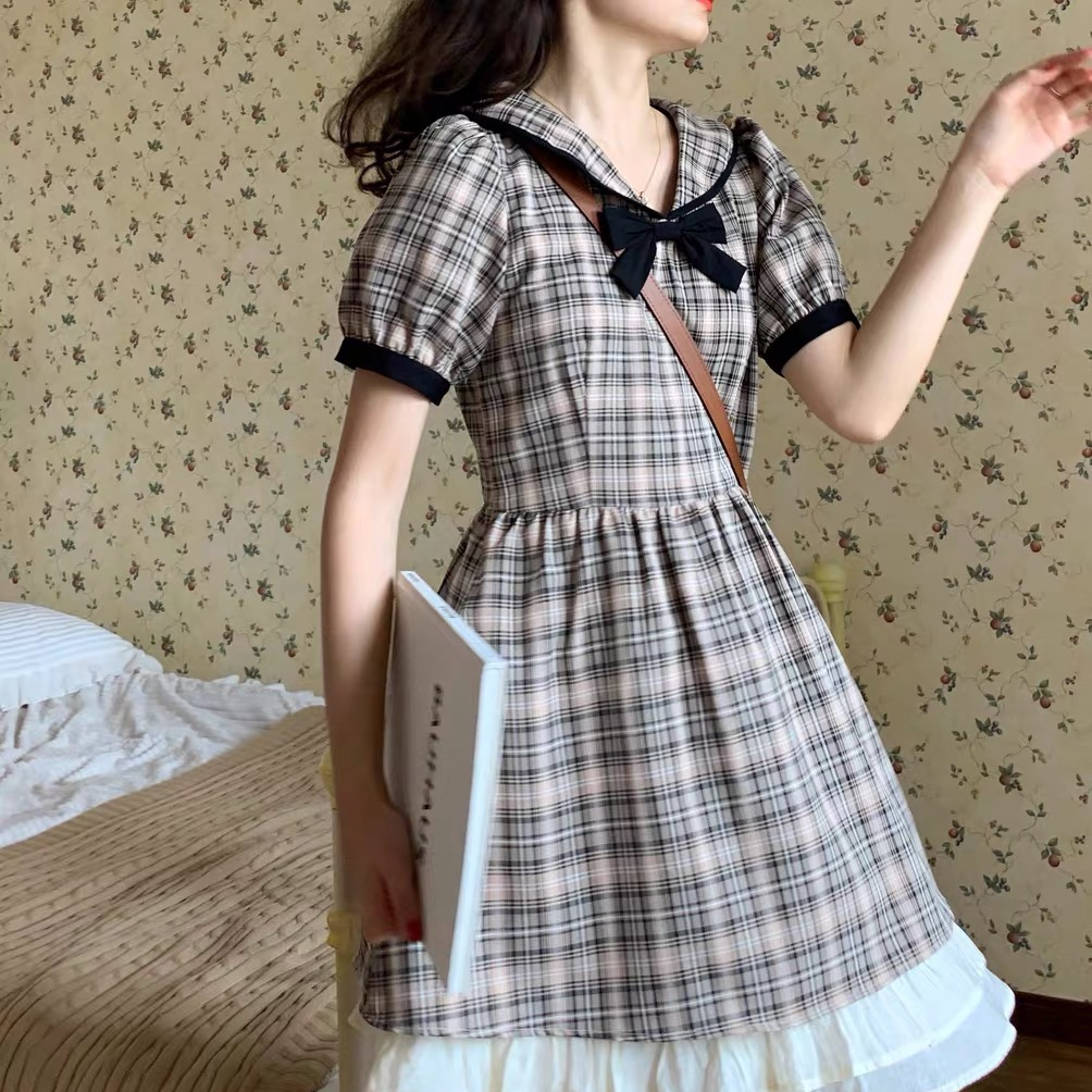 学院风复古格纹泡泡娃娃领女学生