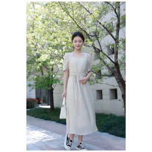 夏日会在晚餐后天丝面料修身泡泡袖大裙摆束腰修身长款短袖连衣裙
