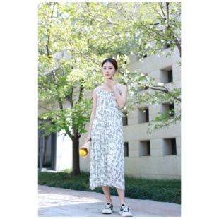 夏日会在晚餐后字母涂鸦印花压轴复古清新性感吊带长款连衣裙
