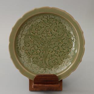 耀州窑青瓷橄榄青釉原矿高温全手刻三交枝牡丹零食盘水果大赏盘