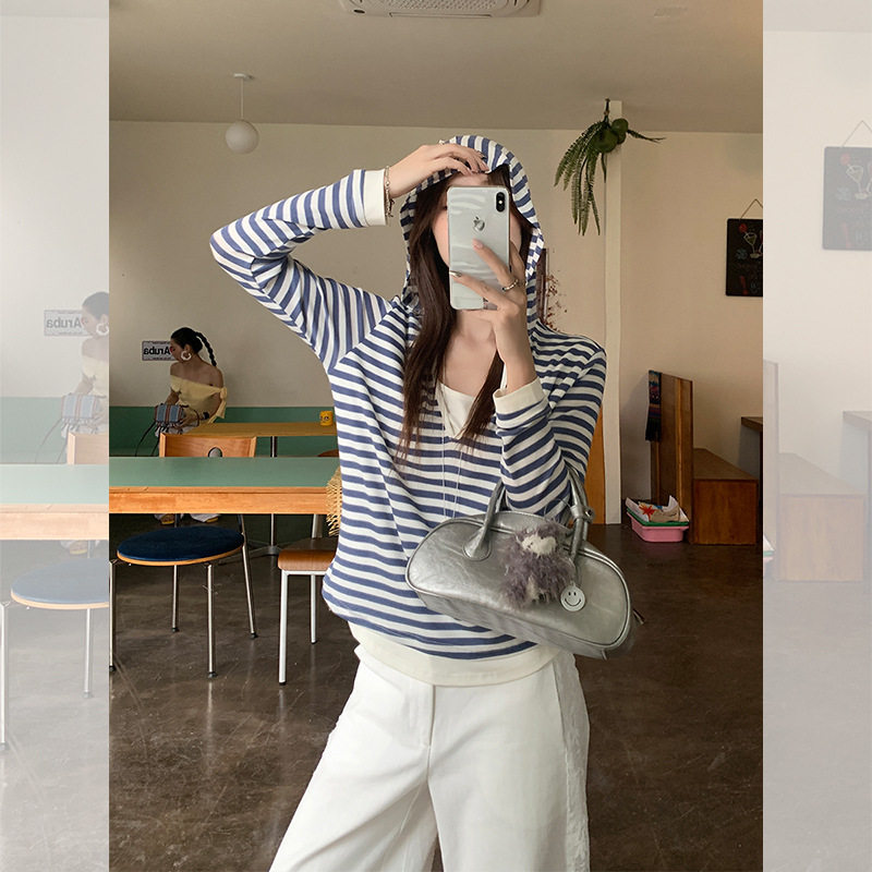 时尚拼接撞色条纹V领假两件长袖T恤女夏季新款高级感连帽显瘦上衣