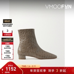 【折扣】BY FAR Este 女藕灰色仿鳄鱼纹皮革方头粗跟踝靴