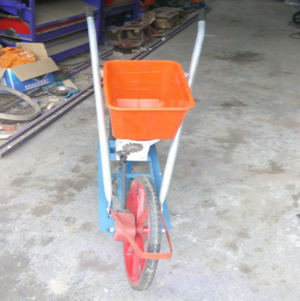 小型手扶链条点播器覆土播种机