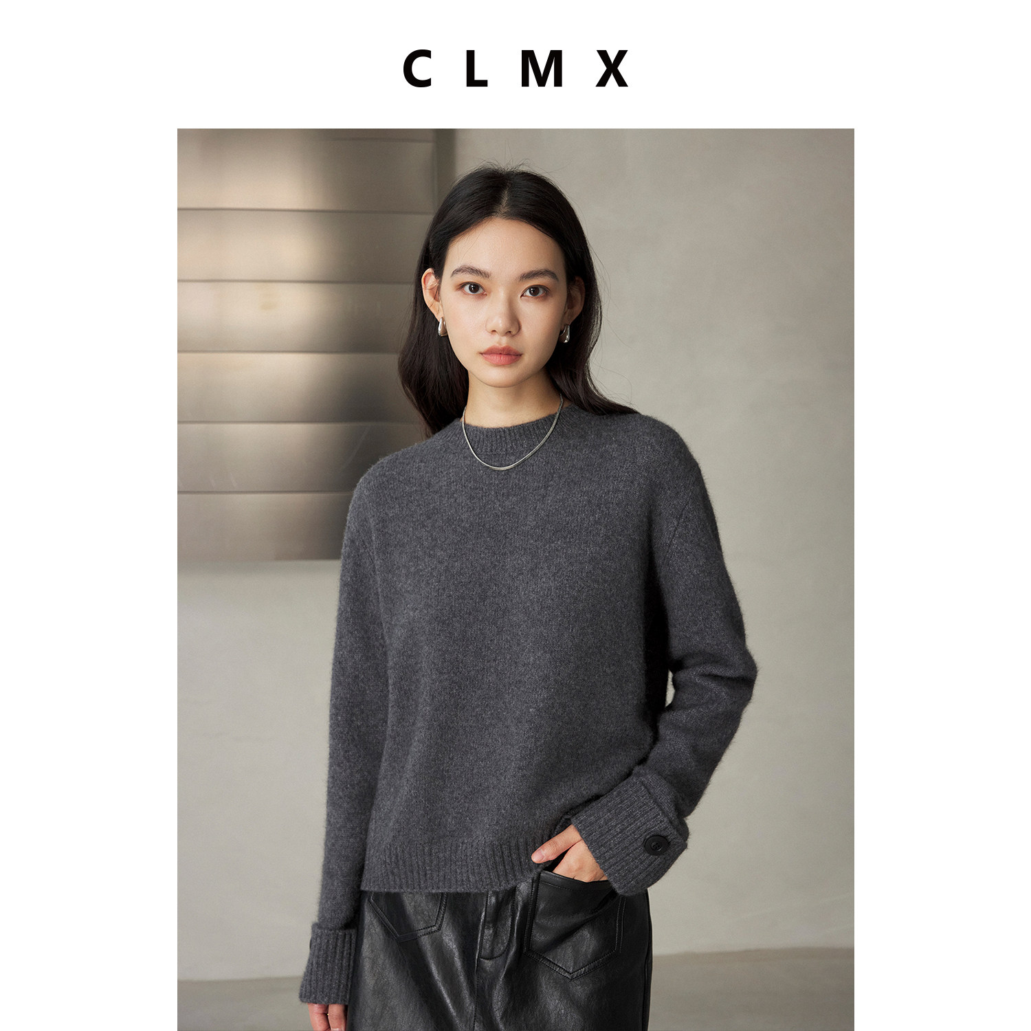 CLMX细腻亲肤26支羊毛兔毛混纺纱线时装感翻折边扣饰袖型圆领毛