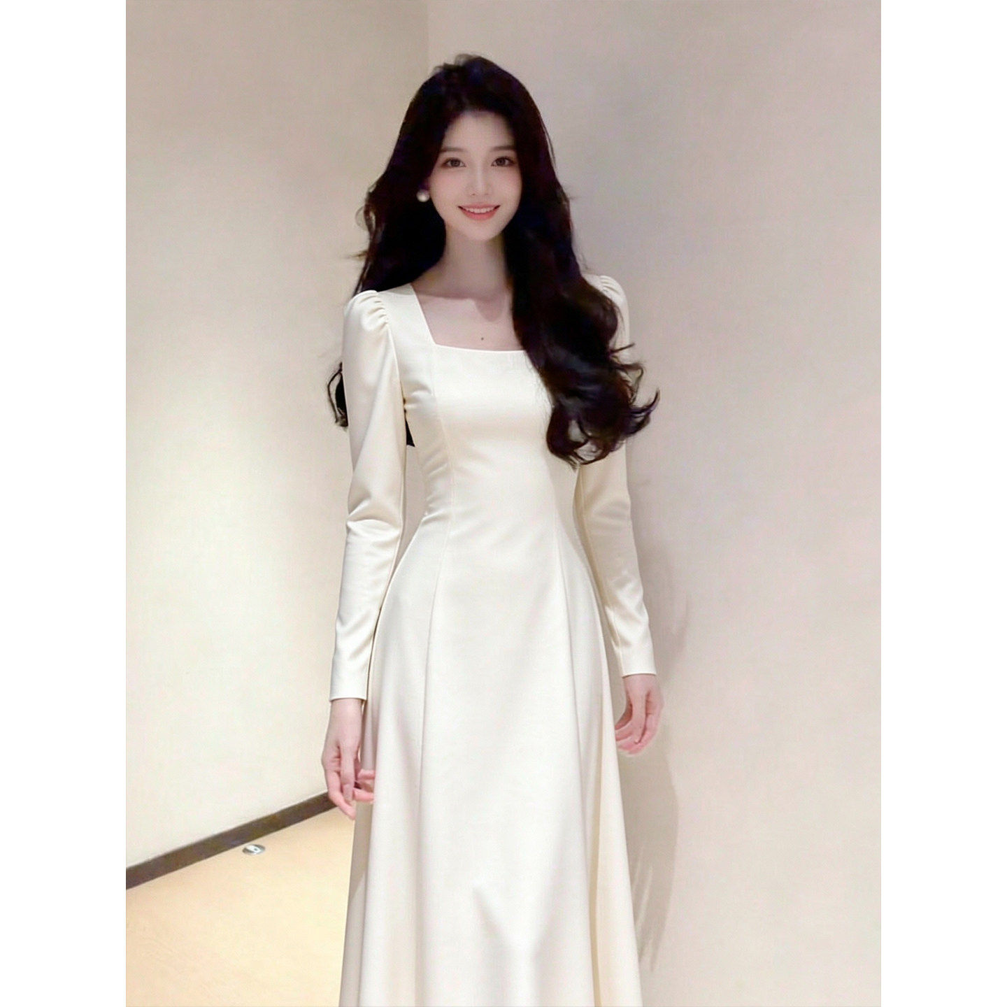 白色方领长袖连衣裙女秋冬伴娘服高级感a字长裙2026新款礼服裙子