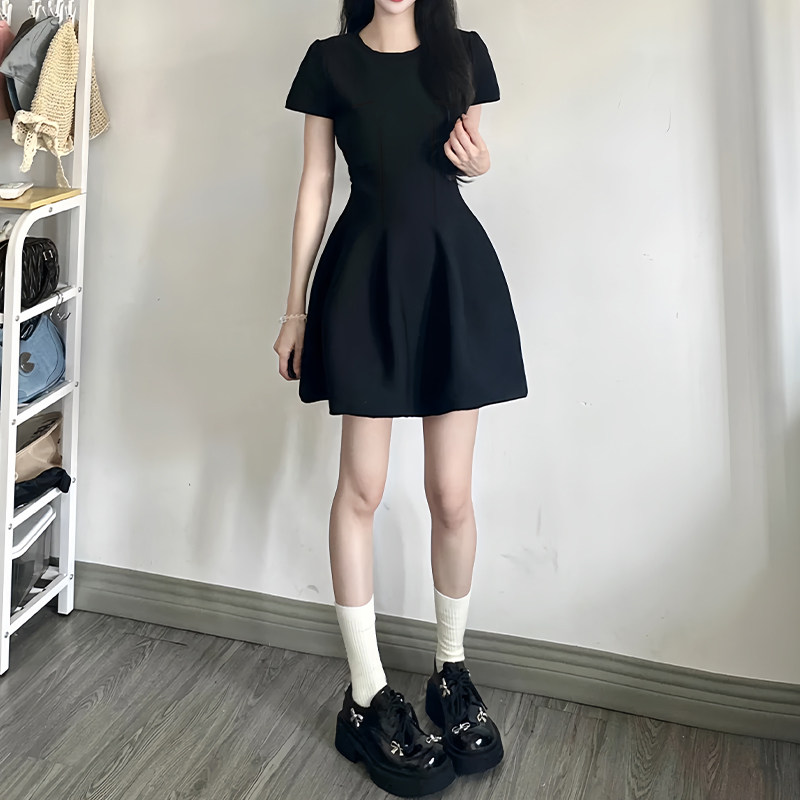 黑色短袖连衣裙女夏日绝美小黑裙法式气质收腰短裙子微胖巨好看