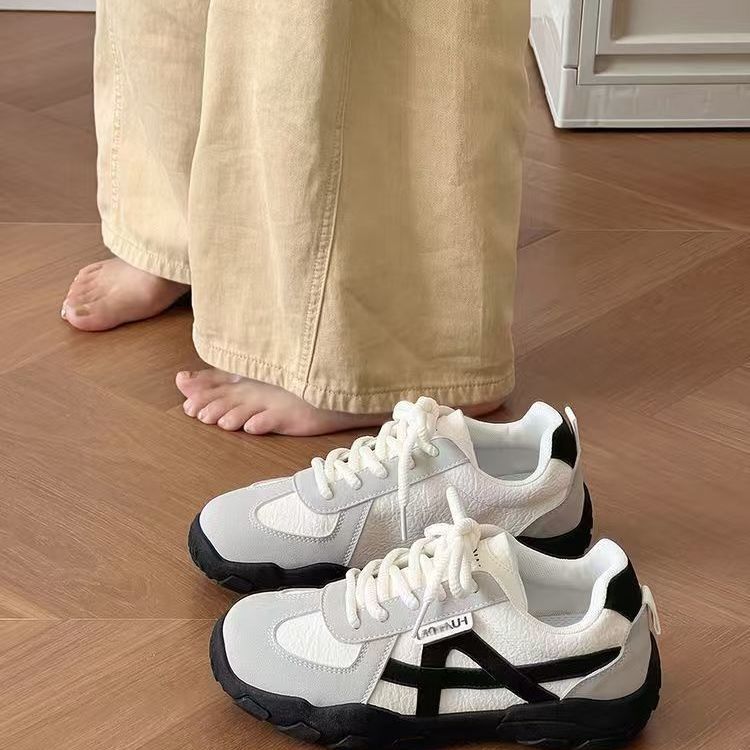 2026厚底轻便白色系带女板鞋新款