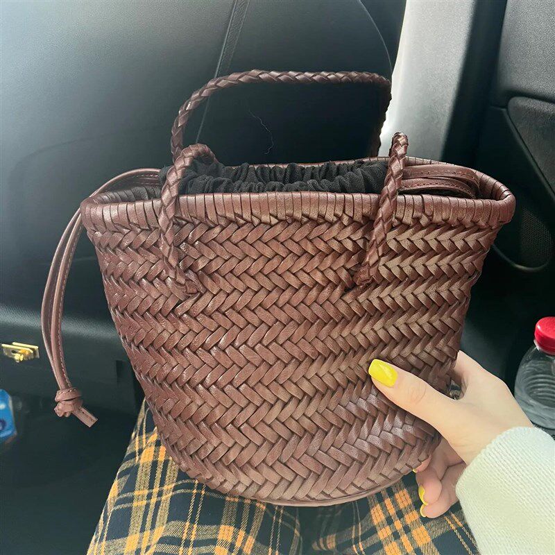 小众编织包2025新款夏手提菜篮子法式复古PU皮革手工编织包水桶包