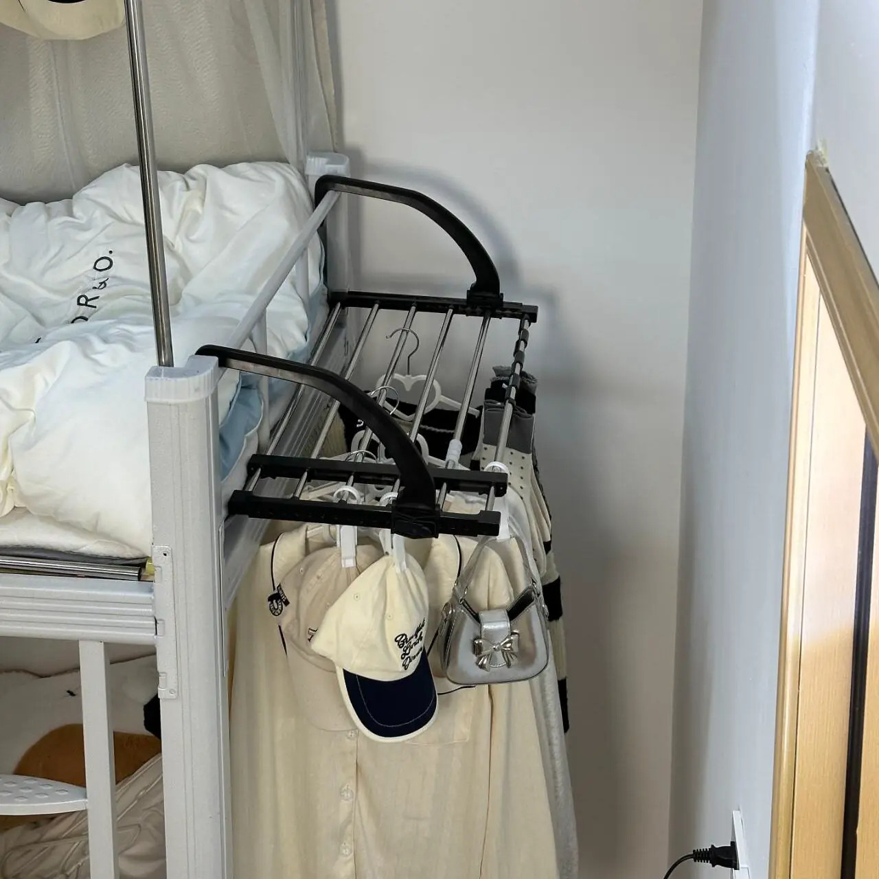 宿舍床边挂衣架寝室床尾衣物可伸缩置物架架免打孔多功能收纳架子