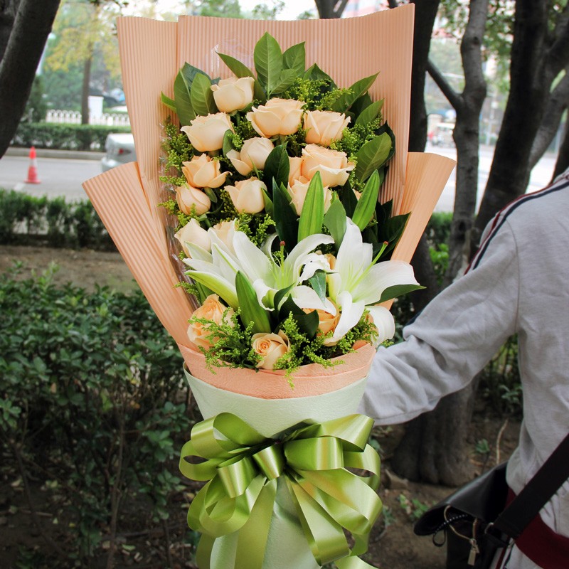 香槟玫瑰百合花北京鲜花同城速递广州上海鲜花店南昌郑州苏州送花