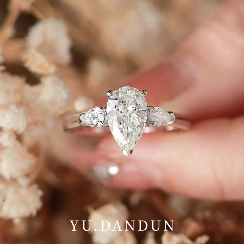 YUDANDUN莫桑戒指1克拉水滴钻三生石戒时尚简约轻奢日常通勤女款