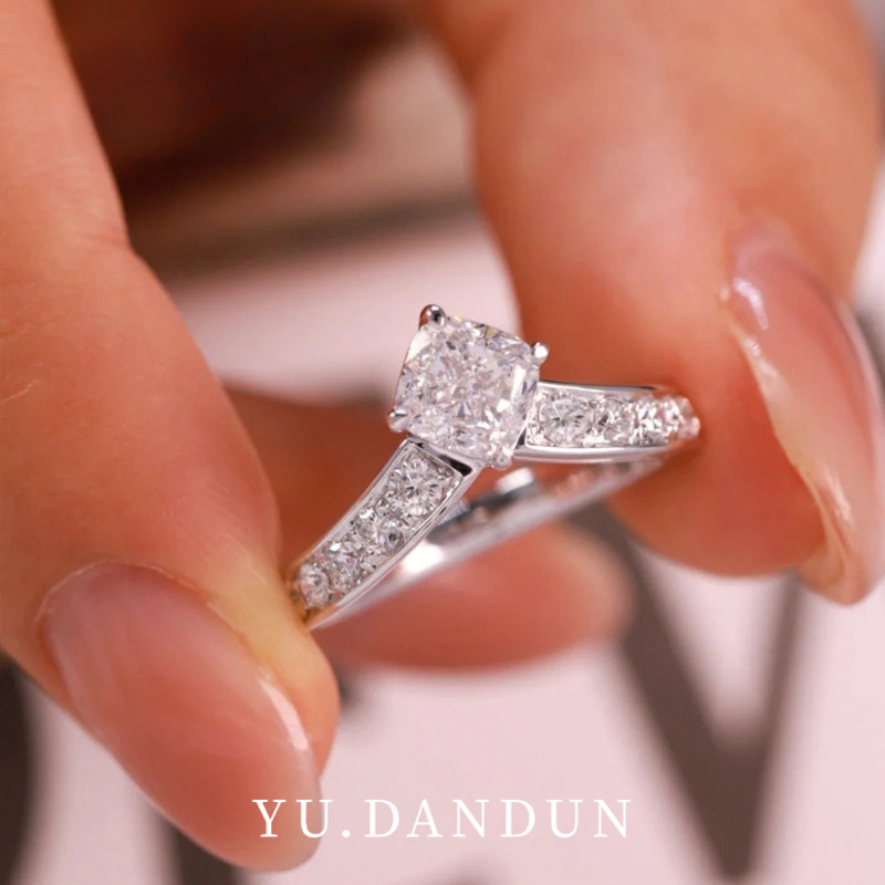 YUDANDUN莫桑戒指新款繁花1克拉垫形钻戒碎冰感精致时尚轻奢女款图片