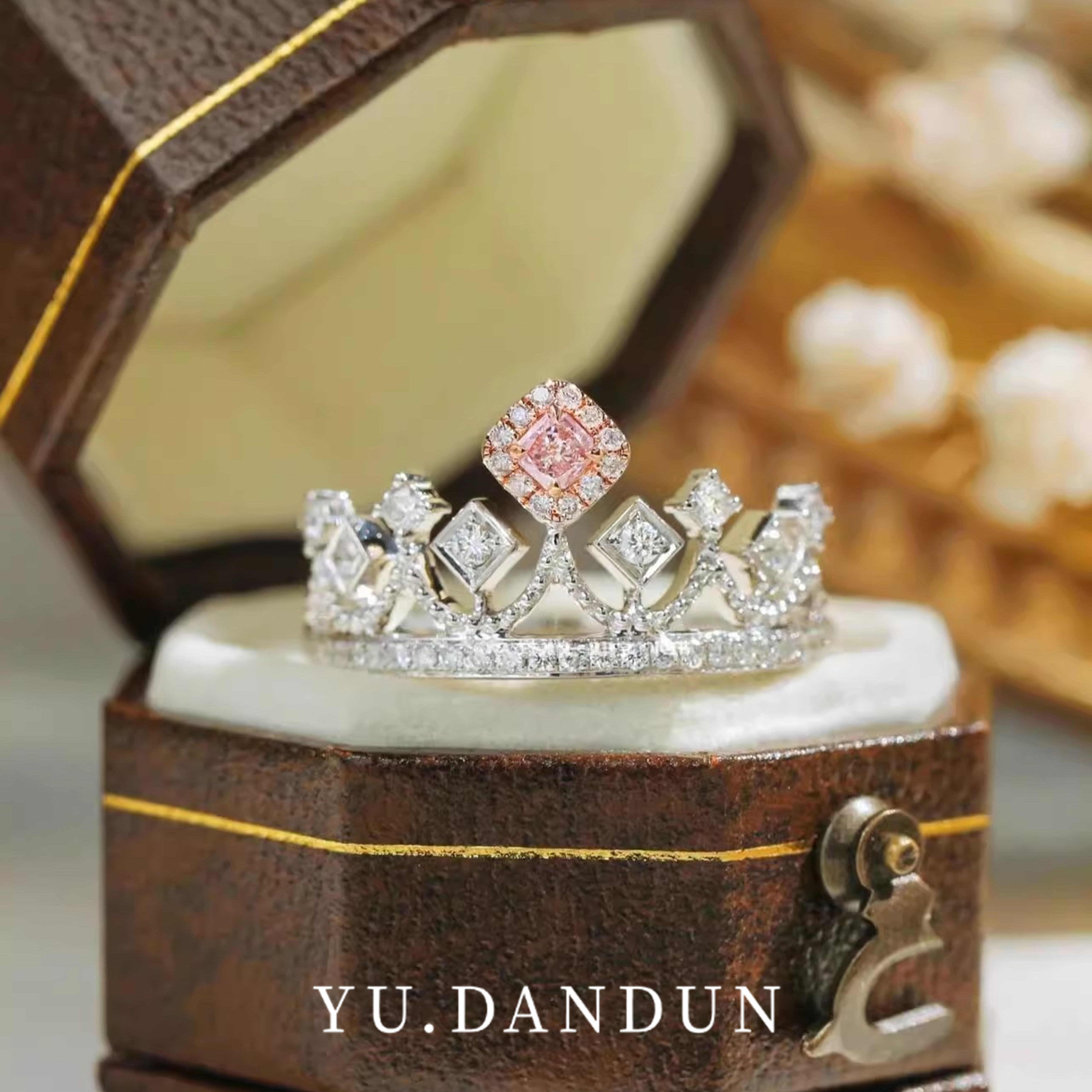 莫桑戒指粉钻公主皇冠女款微镶