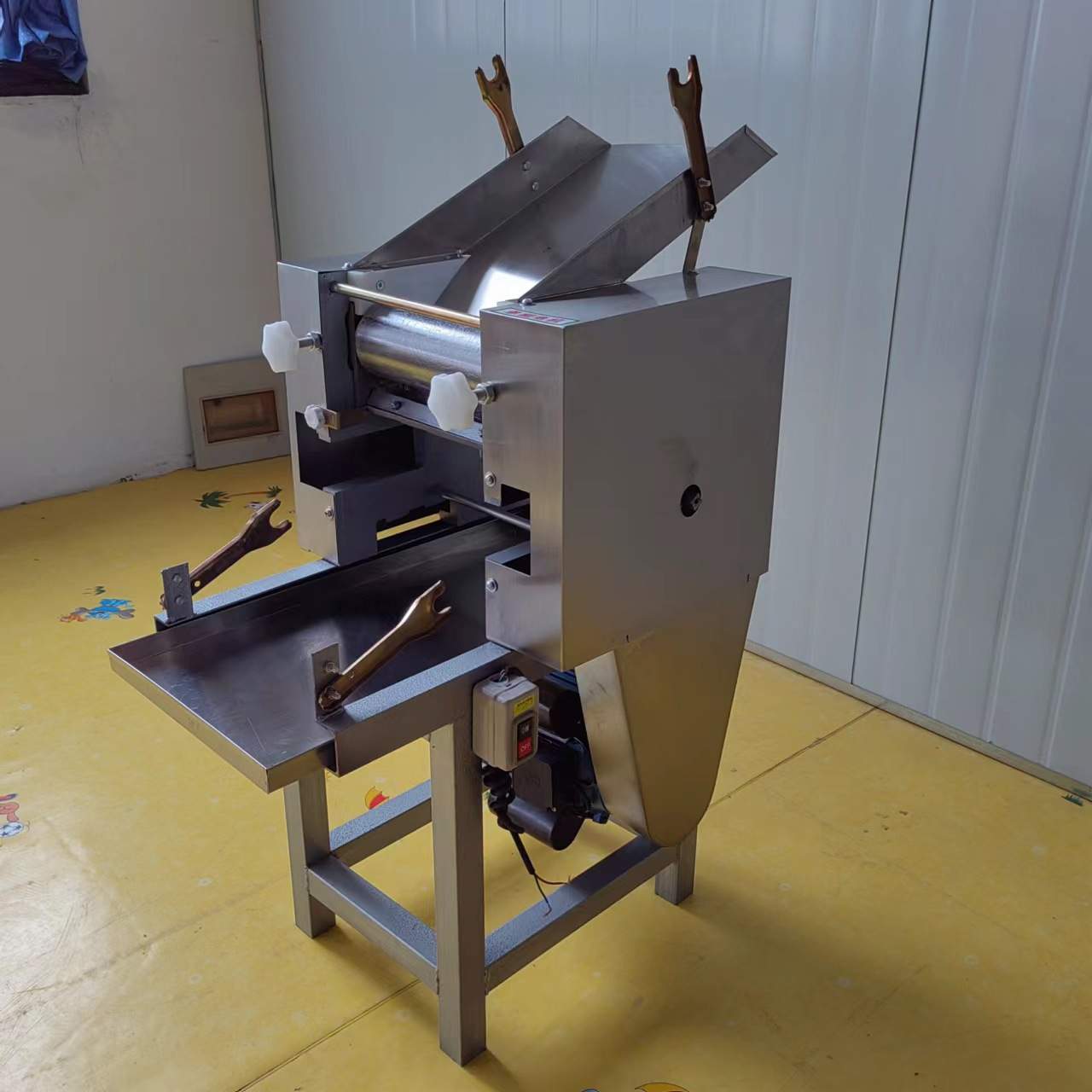 商用家用小型擀皮机 仿手工多功能鲜面条机 水饺皮馄钝皮压面机