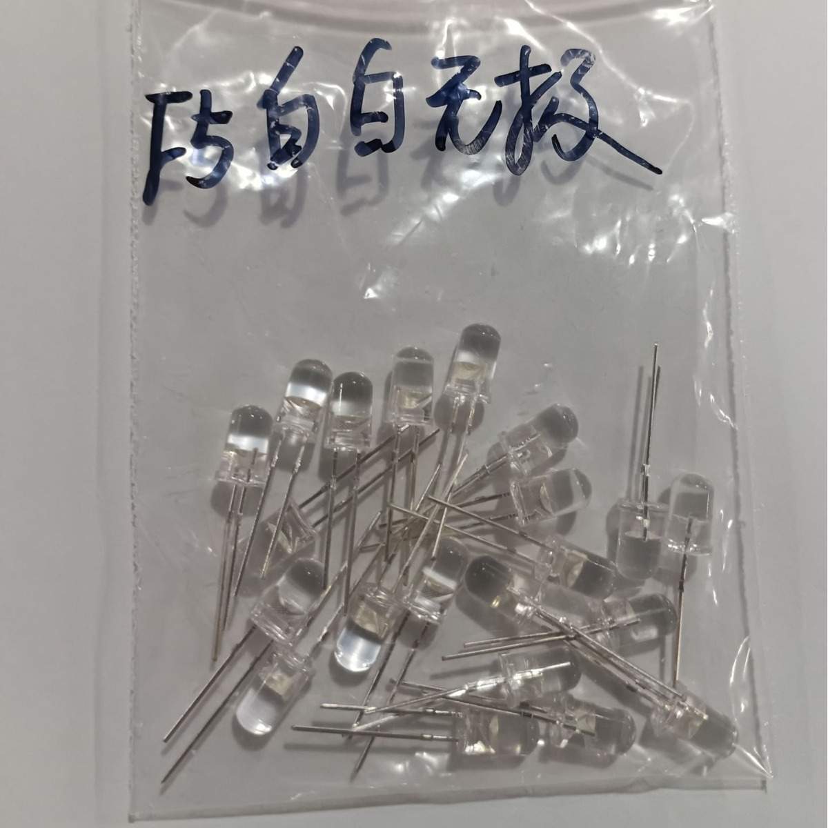 供应F5圆头白光无极直插长短脚5mm封装led灯珠发光二级管