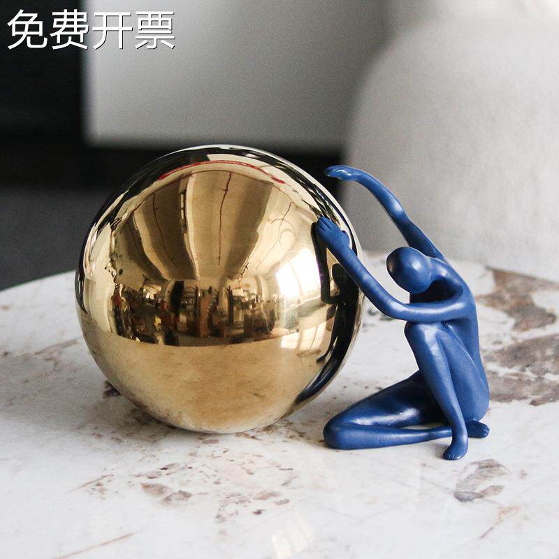 北欧轻奢坐姿抱球人物摆件家居客厅书房样板房售楼处酒店软装饰品