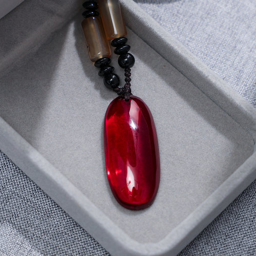 红宝石无事牌椭圆晶体吊坠