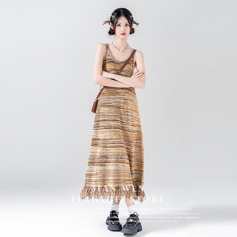 简温2025春秋新款复古条纹针织吊带连衣裙女流苏撞色长款a字裙潮