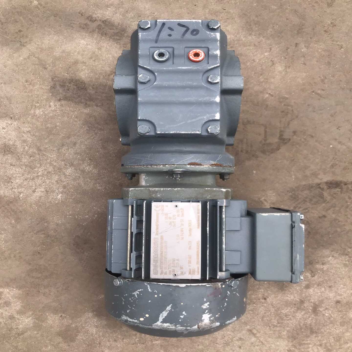 一台sew立式齿轮减速机，SA47 DT71D4，速比1:7（开胡商行）