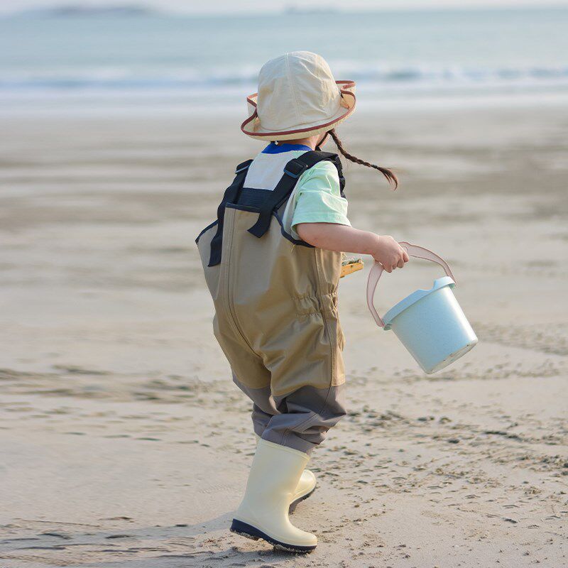 赶海装备儿童玩水服涉水防水裤幼儿园沙滩摸鱼抱婴袋连身雨鞋下水