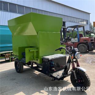 羊棚电动三立方容量喂料车双边棚舍料槽添草机全自动省人工撒料车