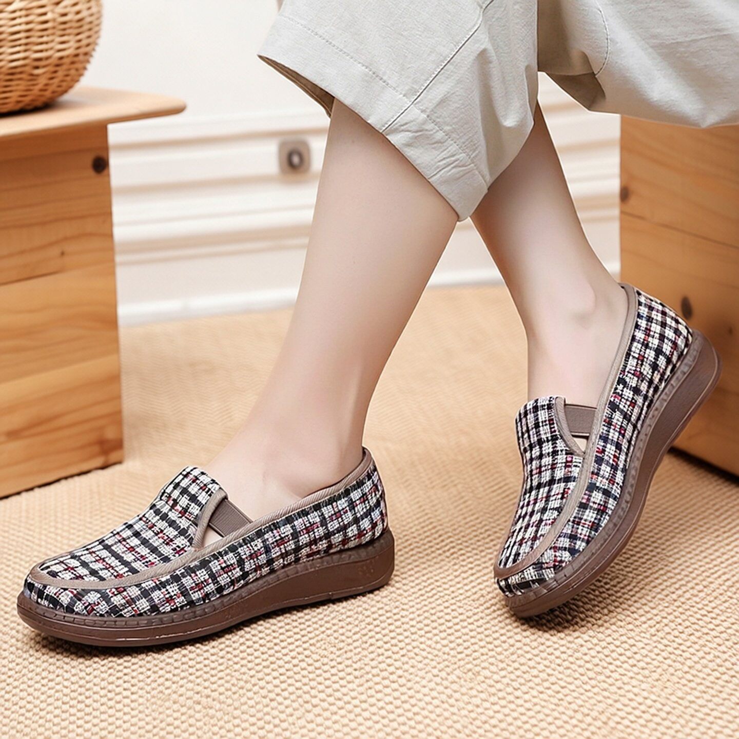 2026春季新款一脚蹬防滑软底妈妈鞋轻便舒适中老年女鞋老北京女鞋