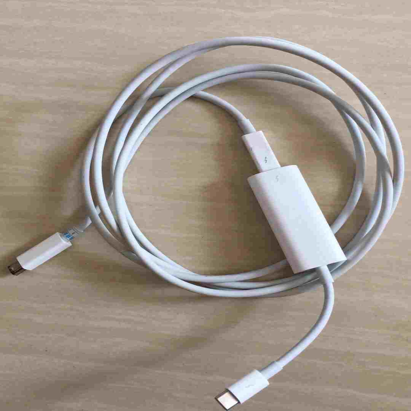 闲置一套雷电3转2带线，Thunderbolt3转2，需要的【鑫鑫商铺】