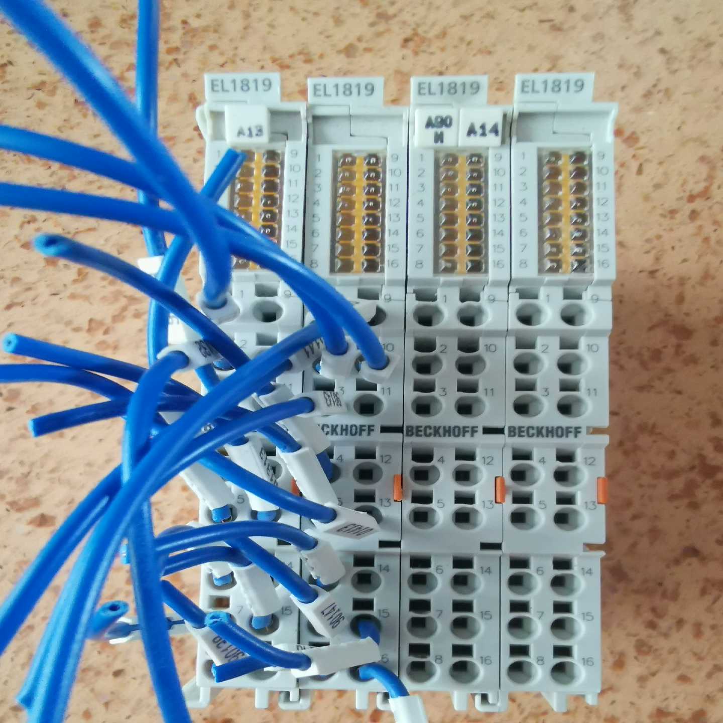 倍福EL1819模块四片，外观完好，功能正常，欢迎选购。询价